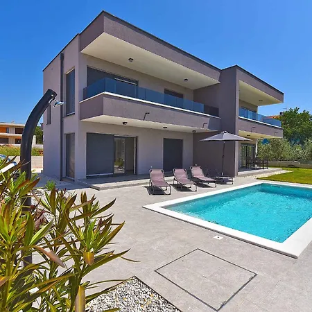 With Pool In Peroj-fazana Vila