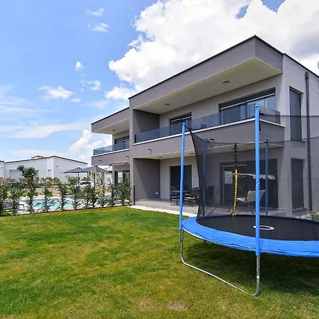 With Pool In Peroj-fazana Vila