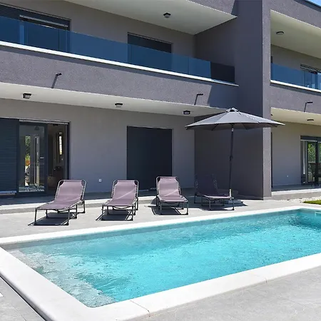 With Pool In Peroj-fazana Peroj