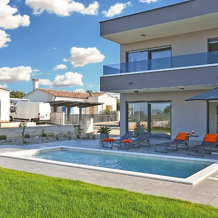 With Pool In Peroj-fazana
