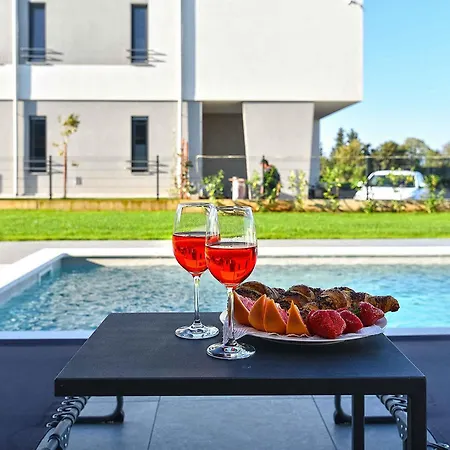 With Pool In Peroj-fazana Vila