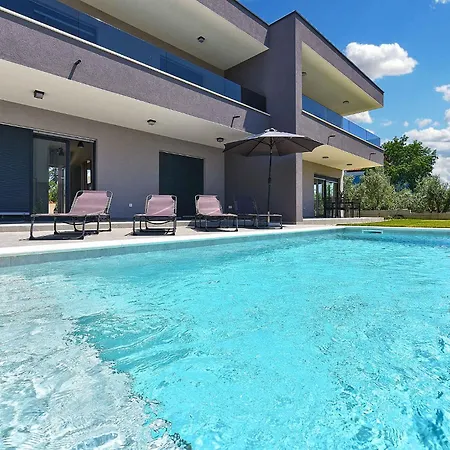 With Pool In Peroj-fazana Peroj