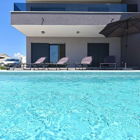 With Pool In Peroj-fazana Vila *