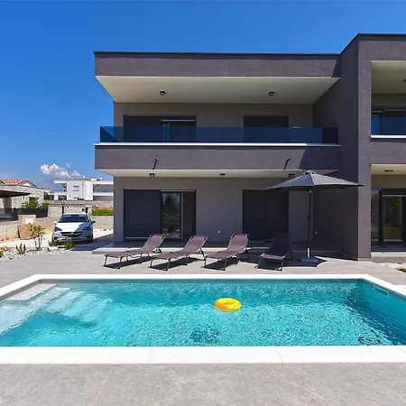 Vila With Pool In Peroj-fazana *
