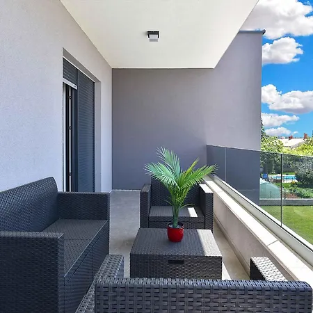 With Pool In Peroj-fazana Vila