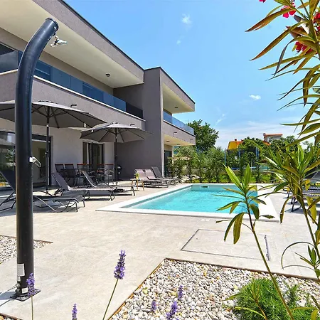 With Pool In Peroj-fazana Vila