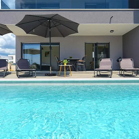 Vila With Pool In Peroj-fazana