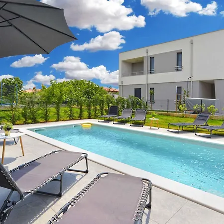 With Pool In Peroj-fazana Vila