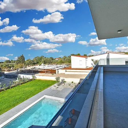 With Pool In Peroj-fazana Vila Peroj